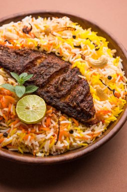 Biryani balık ya da balık pirinç - popüler Hint vejetaryen Sigara tarifi balık yapılan taze otlar Hint baharatlarla Marine ve pişmiş ile Basmati pirinç, seçici odak