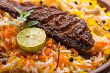 Biryani balık ya da balık pirinç - popüler Hint vejetaryen Sigara tarifi balık yapılan taze otlar Hint baharatlarla Marine ve pişmiş ile Basmati pirinç, seçici odak