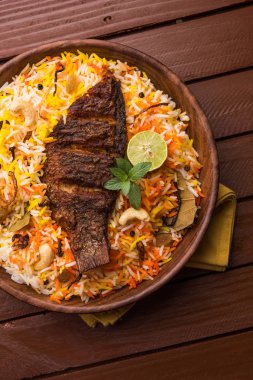 Biryani balık ya da balık pirinç - popüler Hint vejetaryen Sigara tarifi balık yapılan taze otlar Hint baharatlarla Marine ve pişmiş ile Basmati pirinç, seçici odak