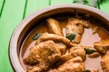 lezzetli balık köri köri yaprakları favori kıyı Hint yemekleri arka planda beyaz pişmiş basmati pilav ile servis