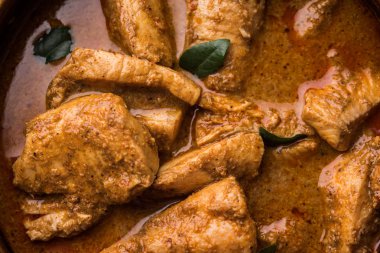 lezzetli balık köri köri yaprakları favori kıyı Hint yemekleri arka planda beyaz pişmiş basmati pilav ile servis