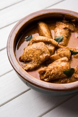 lezzetli balık köri köri yaprakları favori kıyı Hint yemekleri arka planda beyaz pişmiş basmati pilav ile servis