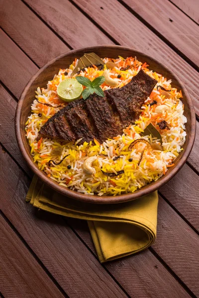 Biryani balık ya da balık pirinç - popüler Hint vejetaryen Sigara tarifi balık yapılan taze otlar Hint baharatlarla Marine ve pişmiş ile Basmati pirinç, seçici odak