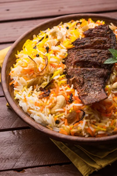 Biryani balık ya da balık pirinç - popüler Hint vejetaryen Sigara tarifi balık yapılan taze otlar Hint baharatlarla Marine ve pişmiş ile Basmati pirinç, seçici odak