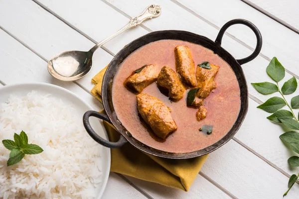 Leckeres Fischcurry serviert mit weißem gekochtem Basmatireis mit Curryblättern im Hintergrund, bevorzugtes indisches Essen an der Küste — Stockfoto