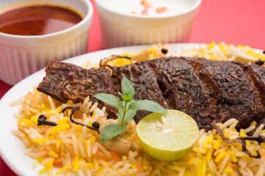 Biryani balık ya da balık pirinç - popüler Hint vejetaryen Sigara tarifi balık yapılan taze otlar Hint baharatlarla Marine ve pişmiş ile Basmati pirinç, seçici odak