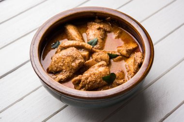 lezzetli balık köri köri yaprakları favori kıyı Hint yemekleri arka planda beyaz pişmiş basmati pilav ile servis