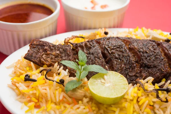 Biryani balık ya da balık pirinç - popüler Hint vejetaryen Sigara tarifi balık yapılan taze otlar Hint baharatlarla Marine ve pişmiş ile Basmati pirinç, seçici odak
