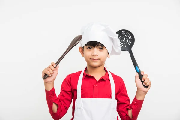 Indiana criança chef carreira, indiana bonito menino no chef ou cozinhar uniforme sobre fundo branco — Fotografia de Stock