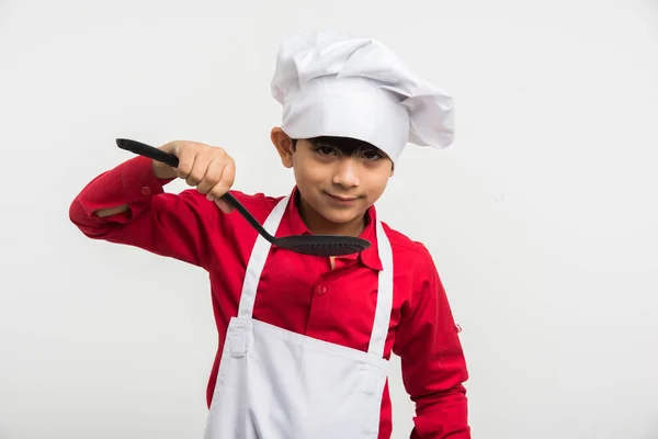 Indiana criança chef carreira, indiana bonito menino no chef ou cozinhar uniforme sobre fundo branco — Fotografia de Stock