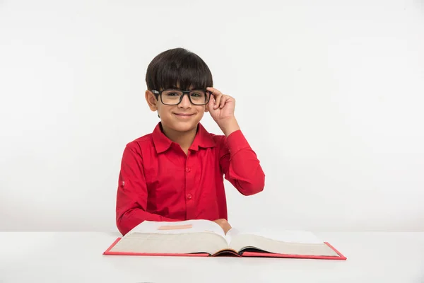 Indiai aranyos kis fiú vagy gyerek olvasókönyv tanulmány táblázat, elszigetelt, felett fehér háttér felett — Stock Fotó