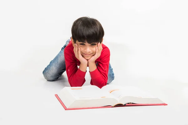 Niño indio estudiando sobre fondo blanco — Foto de Stock