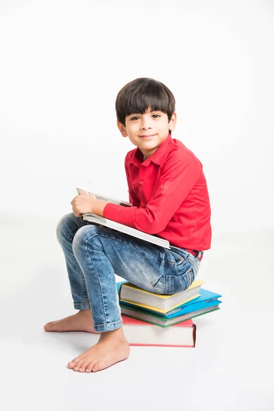 Schattig Klein Indiaas Jongen Lezen Boek Terwijl Zitten Liggen Witte — Stockfoto