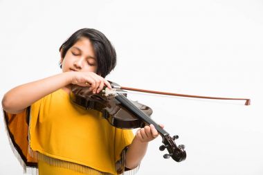 Hintli kız keman, beyaz arka plan üzerinde izole çalmaya oynamak için öğrenme
