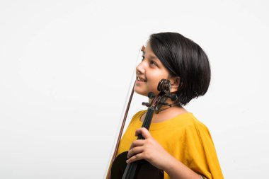 Hintli kız keman, beyaz arka plan üzerinde izole çalmaya oynamak için öğrenme