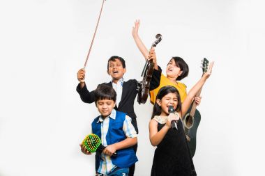 süre iskambil gitar, keman, flüt, şarkı ve performans Hint çocuklar küçük müzik aleti vb beyaz arka plan üzerinde izole bir grupta