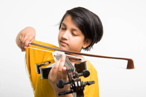 Ragazza indiana imparare a suonare il violino, isolato su sfondo bianco — Foto Stock