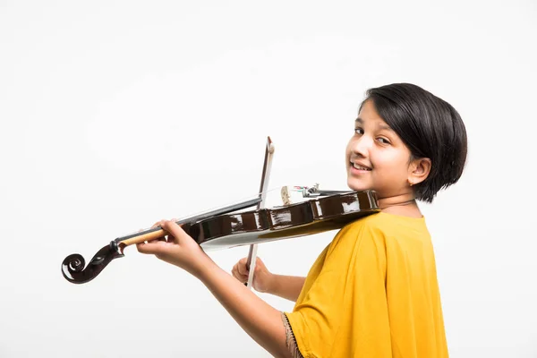 Indian girl learning to play playing violin, isolated over white background — Stock Photo, Image
