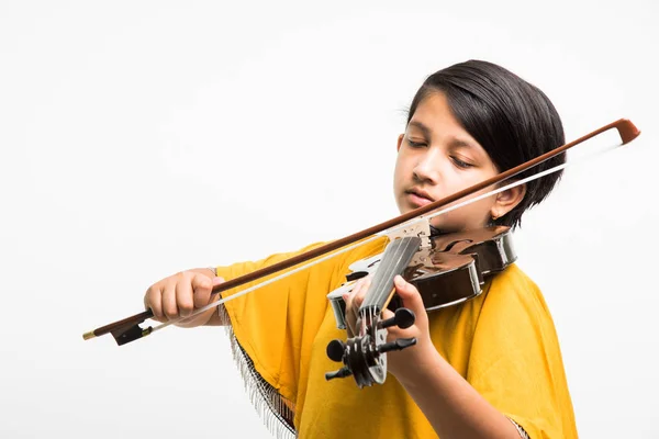 Ragazza indiana imparare a suonare il violino, isolato su sfondo bianco — Foto Stock