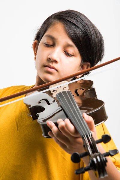 Ragazza indiana imparare a suonare il violino, isolato su sfondo bianco — Foto Stock