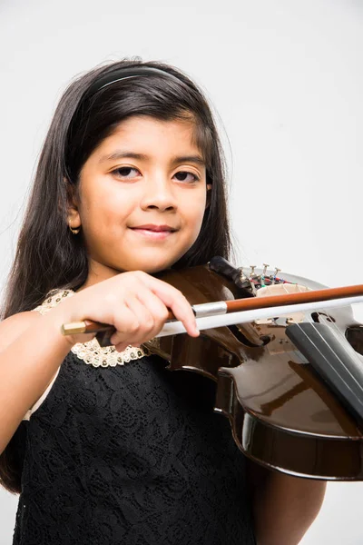 Ragazza indiana imparare a suonare il violino, isolato su sfondo bianco — Foto Stock