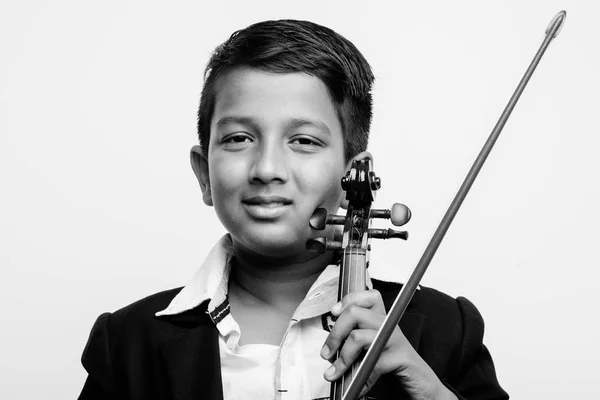 Indiano piccolo bambino suonare violino isolato su sfondo bianco — Foto Stock