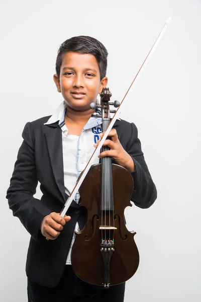 Indiano piccolo bambino suonare violino isolato su sfondo bianco — Foto Stock