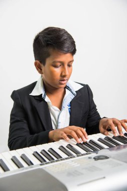 Hint çocuklar oynarken piyano veya klavye, bir müzik aleti