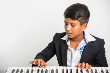 Hint çocuklar oynarken piyano veya klavye, bir müzik aleti