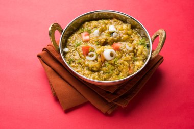 Baigan bharta marathi ya da patlıcan kızartma ya da köri, favori maharashtrian menü, seçici odak Hinduca veya vangyacha bharit içinde