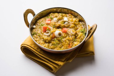 Baigan bharta marathi ya da patlıcan kızartma ya da köri, favori maharashtrian menü, seçici odak Hinduca veya vangyacha bharit içinde