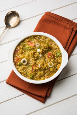 Baigan bharta marathi ya da patlıcan kızartma ya da köri, favori maharashtrian menü, seçici odak Hinduca veya vangyacha bharit içinde