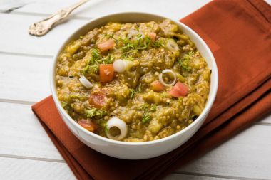 Baigan bharta marathi ya da patlıcan kızartma ya da köri, favori maharashtrian menü, seçici odak Hinduca veya vangyacha bharit içinde