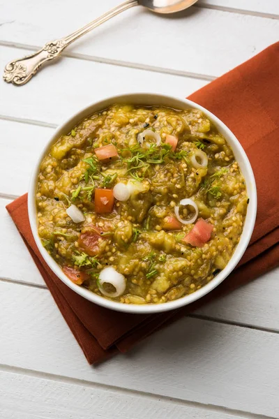 Bharta baigan au hindi ou bharit vangyacha au marathi ou aubergine ou curry, menu maharashtrien préféré, focus sélectif — Photo