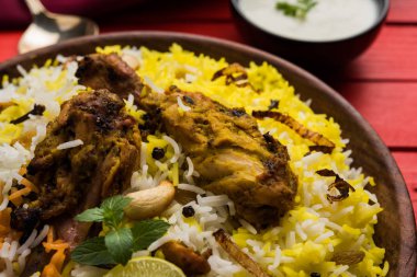 Hyderabadi tavuk biryani veya dum biryani, seçici odak