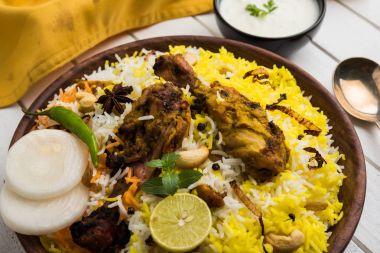Hyderabadi tavuk biryani veya dum biryani, seçici odak