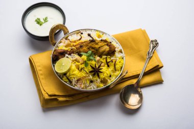 Hyderabadi tavuk biryani veya dum biryani, seçici odak