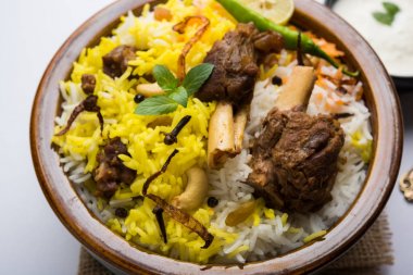 Keşmir veya Hyderabadi koyun eti Gosht Biryani / kuzu Biryani / koyun eti Biryani hizmet ile yoğurt dip, seçici odak