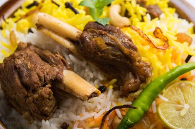 Keşmir veya Hyderabadi koyun eti Gosht Biryani / kuzu Biryani / koyun eti Biryani hizmet ile yoğurt dip, seçici odak