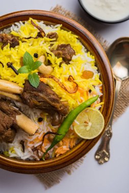 Keşmir veya Hyderabadi koyun eti Gosht Biryani / kuzu Biryani / koyun eti Biryani hizmet ile yoğurt dip, seçici odak