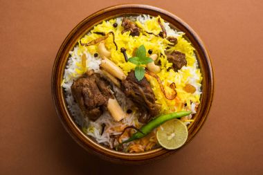 Keşmir koyun eti Gosht Biryani / kuzu Biryani / koyun eti Biryani hizmet ile yoğurt dip, seçici odak