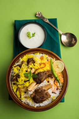 Keşmir koyun eti Gosht Biryani / kuzu Biryani / koyun eti Biryani hizmet ile yoğurt dip, seçici odak