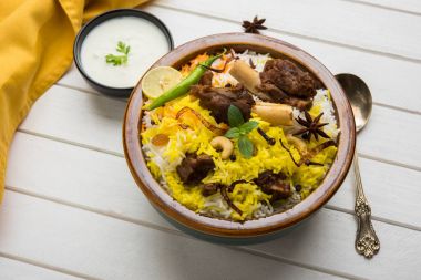 Keşmir koyun eti Gosht Biryani / kuzu Biryani / koyun eti Biryani hizmet ile yoğurt dip, seçici odak