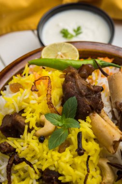 Keşmir koyun eti Gosht Biryani / kuzu Biryani / koyun eti Biryani hizmet ile yoğurt dip, seçici odak