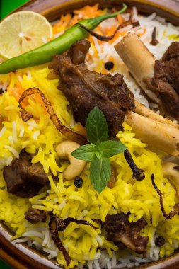 Keşmir koyun eti Gosht Biryani / kuzu Biryani / koyun eti Biryani hizmet ile yoğurt dip, seçici odak