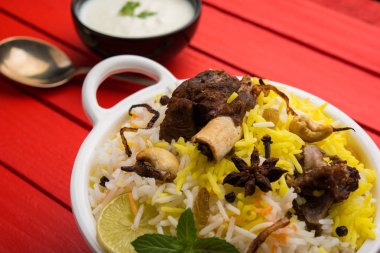 Keşmir koyun eti Gosht Biryani / kuzu Biryani / koyun eti Biryani hizmet ile yoğurt dip, seçici odak