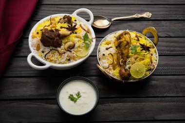 Keşmir koyun eti Gosht Biryani / kuzu Biryani / koyun eti Biryani hizmet ile yoğurt dip, seçici odak