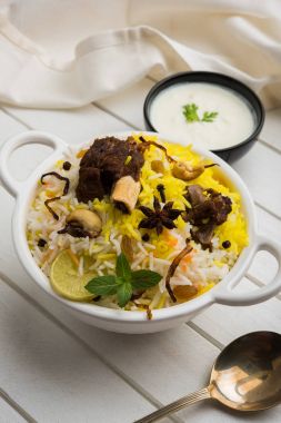 Keşmir koyun eti Gosht Biryani / kuzu Biryani / koyun eti Biryani hizmet ile yoğurt dip, seçici odak