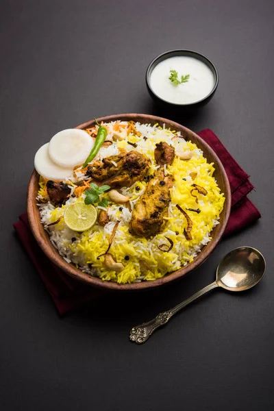 Frango Hyderabadi biryani ou dum biryani, foco seletivo — Fotografia de Stock