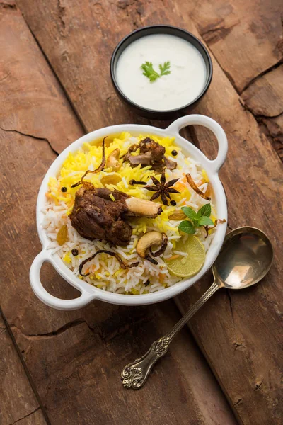 Kasmíri birka Gosht Biryani / bárány Biryani / birka Biryani tálalva joghurttal dip, szelektív összpontosít — Stock Fotó